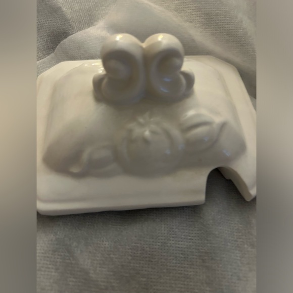 Vintage Soup Tureen / gravy boat. White ceramic with ladle. Made in Japan. 1 Qt - Picture 9 of 13